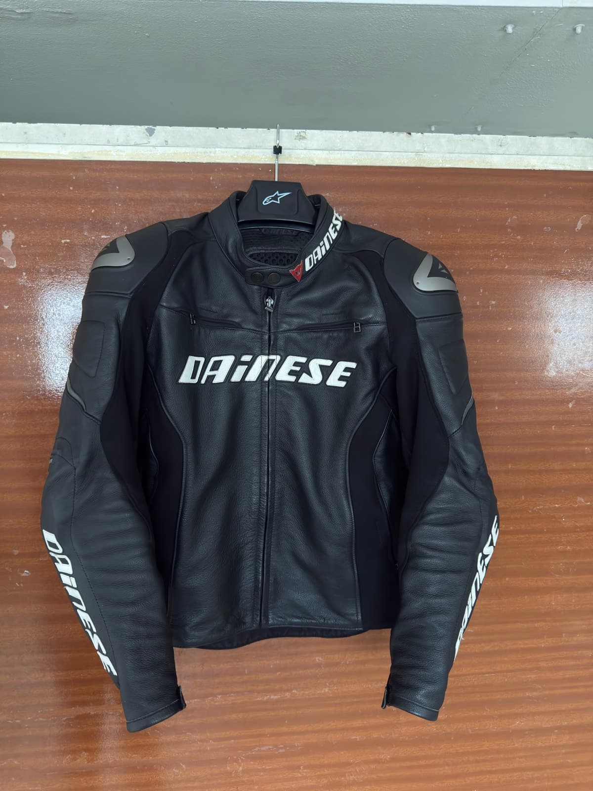 Conjunto Casado e calças Dainese